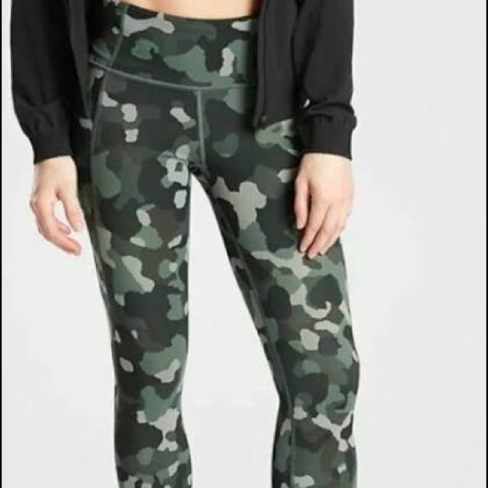 NWOT Athleta Lightning Camo 7/8 legging